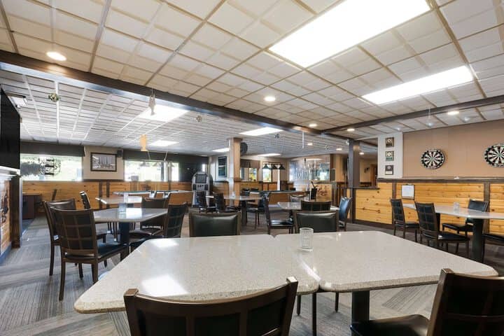 Lounge 20 of 25